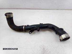 Gebruikte Intercooler Buis Volvo V60 II (ZW) 2.0 T8 16V Plug-in Hybrid AWD Prijs € 125,00 Margeregeling aangeboden door Autobedrijf Broekhuis B.V.