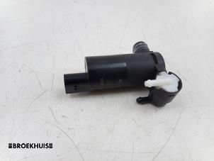 Gebruikte Ruitensproeierpomp voor Volvo V60 II (ZW) 2.0 T8 16V Plug-in Hybrid AWD Prijs € 30,00 Margeregeling aangeboden door Autobedrijf Broekhuis B.V.