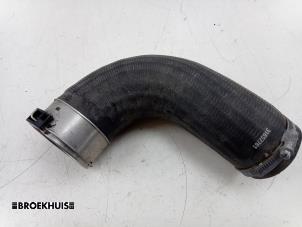 Gebruikte Intercooler Slang Volvo V60 II (ZW) 2.0 T8 16V Plug-in Hybrid AWD Prijs € 35,00 Margeregeling aangeboden door Autobedrijf Broekhuis B.V.