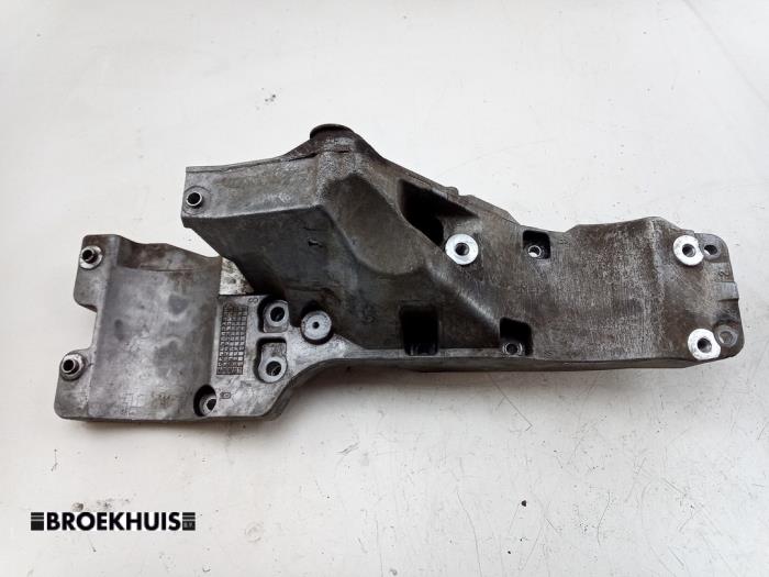 Gebruikte Dynamosteun onder Landrover Defender I 2.2 TD4 16V Prijs € 50,00 Margeregeling aangeboden door Autobedrijf Broekhuis B.V.