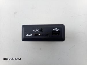 Gebruikte AUX/USB aansluiting Renault Megane III Grandtour (KZ) 1.5 dCi 110 Prijs € 45,00 Margeregeling aangeboden door Autobedrijf Broekhuis B.V.