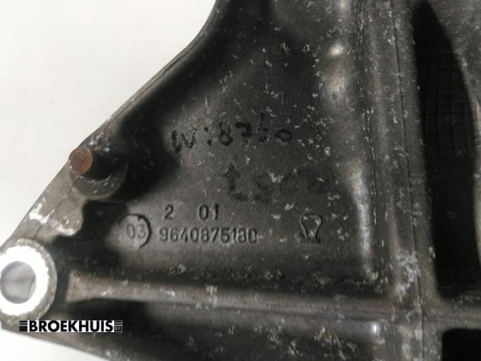 Motorsteun van een Peugeot 307 Break (3E) 2.0 HDi 90 2004