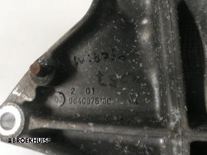 Motorsteun van een Peugeot 307 Break (3E) 2.0 HDi 90 2004