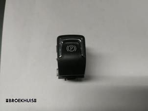 Gebruikte Schakelaar handrem Opel Astra J (PC6/PD6/PE6/PF6) Prijs € 15,00 Margeregeling aangeboden door Autobedrijf Broekhuis B.V.