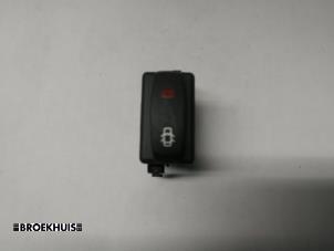 Gebruikte Schakelaar Centr. Deurvergrendeling Opel Vivaro A Prijs € 10,00 Margeregeling aangeboden door Autobedrijf Broekhuis B.V.