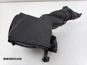 Gebruikte Luchtfilterhuis Ford Focus 3 Wagon 1.0 Ti-VCT EcoBoost 12V 125 Prijs € 25,00 Margeregeling aangeboden door Autobedrijf Broekhuis B.V.