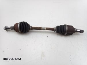 Gebruikte Aandrijfas links-voor Ford Focus 3 Wagon 1.0 Ti-VCT EcoBoost 12V 125 Prijs € 80,00 Margeregeling aangeboden door Autobedrijf Broekhuis B.V.