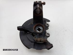 Gebruikte Fusee links-voor Ford Focus 3 Wagon 1.0 Ti-VCT EcoBoost 12V 125 Prijs € 40,00 Margeregeling aangeboden door Autobedrijf Broekhuis B.V.