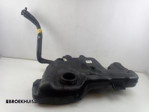 Gebruikte Brandstoftank Renault Clio IV (5R) 0.9 Energy TCE 90 12V Prijs € 85,00 Margeregeling aangeboden door Autobedrijf Broekhuis B.V.