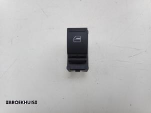 Gebruikte Elektrisch Raam Schakelaar Volkswagen Up! (121) 1.0 12V 75 Prijs € 10,00 Margeregeling aangeboden door Autobedrijf Broekhuis B.V.