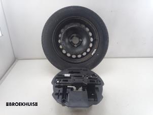 Gebruikte Reservewiel Renault Clio IV (5R) 0.9 Energy TCE 90 12V Prijs € 90,00 Margeregeling aangeboden door Autobedrijf Broekhuis B.V.