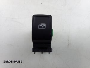 Gebruikte Ruit schakelaar elektrisch Skoda Fabia III Combi (NJ5) 1.0 TSI 12V Prijs € 10,00 Margeregeling aangeboden door Autobedrijf Broekhuis B.V.