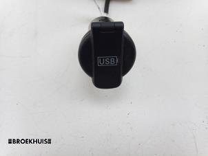 Gebruikte AUX/USB aansluiting Fiat Ducato (250) 2.3 D 130 Multijet Prijs € 20,00 Margeregeling aangeboden door Autobedrijf Broekhuis B.V.