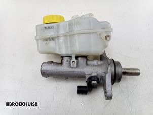 Gebruikte Hoofdremcilinder Skoda Fabia III Combi (NJ5) 1.0 TSI 12V Prijs € 35,00 Margeregeling aangeboden door Autobedrijf Broekhuis B.V.