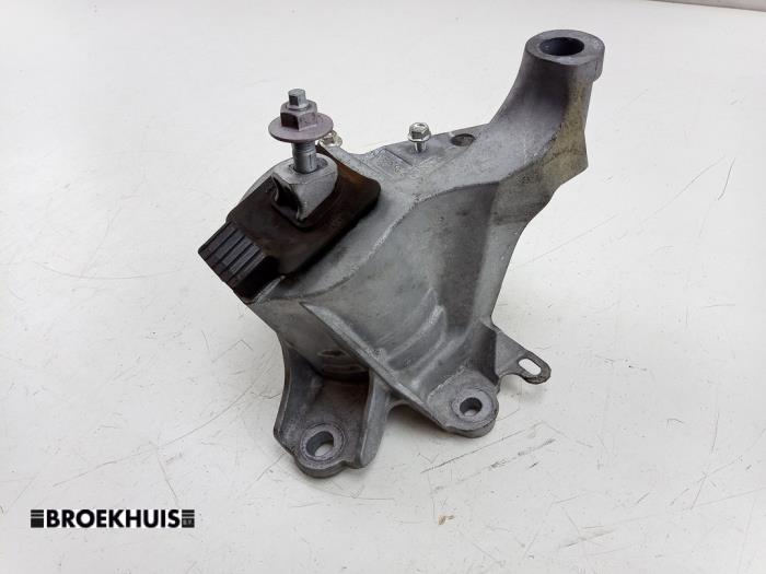 Motorsteun van een Mazda CX-80 (KL) 2.5 E-SkyActiv PHEV AWD 2024