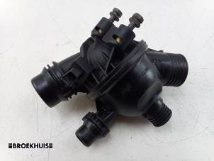 Gebruikte Thermostaathuis BMW 3 serie (E90) 318i 16V Prijs € 45,00 Margeregeling aangeboden door Autobedrijf Broekhuis B.V.