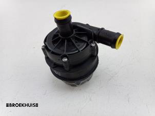 Gebruikte Extra waterpomp Mazda CX-80 (KL) 2.5 E-SkyActiv PHEV AWD Prijs € 85,00 Margeregeling aangeboden door Autobedrijf Broekhuis B.V.