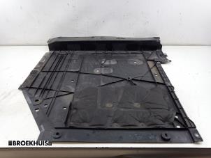 Gebruikte Bodem beschermplaat Mazda CX-80 (KL) 2.5 E-SkyActiv PHEV AWD Prijs € 75,00 Margeregeling aangeboden door Autobedrijf Broekhuis B.V.