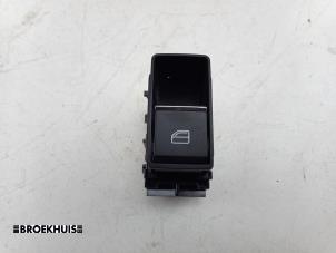 Gebruikte Schakelaar Elektrisch Raam Mazda CX-80 (KL) 2.5 E-SkyActiv PHEV AWD Prijs € 40,00 Margeregeling aangeboden door Autobedrijf Broekhuis B.V.