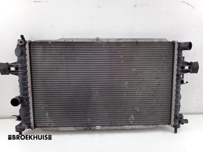 Gebruikte Radiateur Opel Zafira (M75) 2.2 16V Direct Ecotec Prijs € 30,00 Margeregeling aangeboden door Autobedrijf Broekhuis B.V.