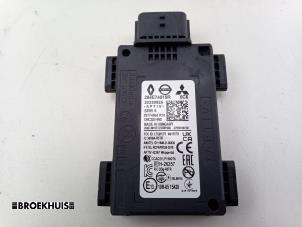 Gebruikte Dode hoek sensor Renault Clio V (RJAB) 1.6 E-Tech 145 16V Prijs € 150,00 Margeregeling aangeboden door Autobedrijf Broekhuis B.V.