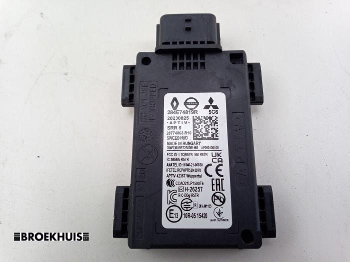 Gebruikte Dode hoek sensor Renault Clio V (RJAB) 1.6 E-Tech 145 16V Prijs € 150,00 Margeregeling aangeboden door Autobedrijf Broekhuis B.V.