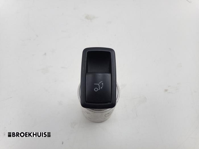 Gebruikte Schakelaar achterklep Mercedes ML II (164/4JG) 3.0 ML-320 CDI 4-Matic V6 24V Prijs € 15,00 Margeregeling aangeboden door Autobedrijf Broekhuis B.V.