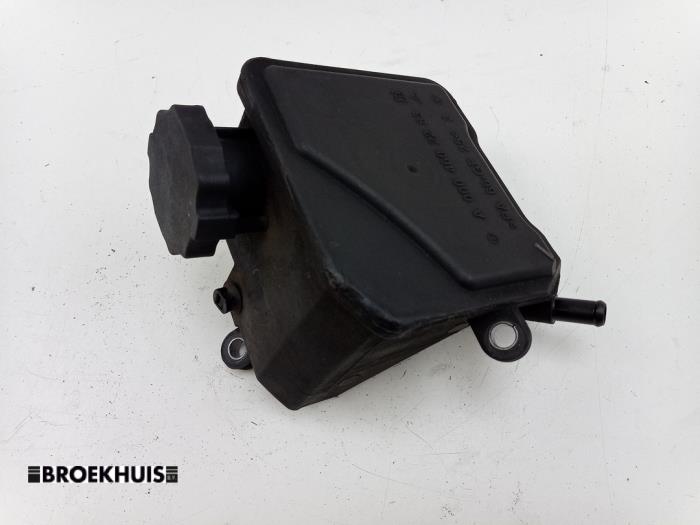 Gebruikte Servo Oliereservoir Mercedes ML II (164/4JG) 3.0 ML-320 CDI 4-Matic V6 24V Prijs € 10,00 Margeregeling aangeboden door Autobedrijf Broekhuis B.V.