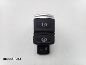 Gebruikte Handrem schakelaar Renault Clio V (RJAB) 1.6 E-Tech 145 16V Prijs € 20,00 Margeregeling aangeboden door Autobedrijf Broekhuis B.V.