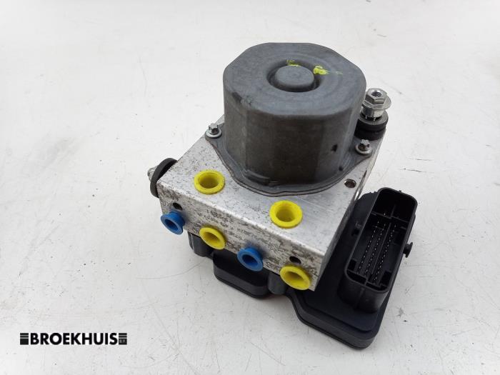 Gebruikte ABS Pomp Renault Twingo III (AH) 1.0 SCe 75 12V Prijs € 125,00 Margeregeling aangeboden door Autobedrijf Broekhuis B.V.