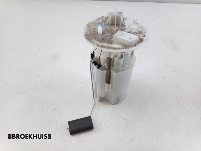 Gebruikte Tank element Pomp Renault Twingo III (AH) 1.0 SCe 75 12V Prijs € 35,00 Margeregeling aangeboden door Autobedrijf Broekhuis B.V.