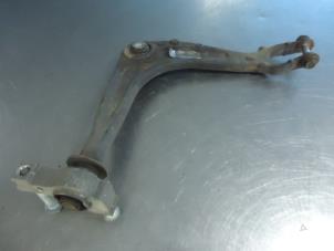 Gebruikte Draagarm rechts-voor Peugeot 407 SW (6E) 2.0 HDiF 16V Prijs € 30,00 Margeregeling aangeboden door Autobedrijf Broekhuis B.V.