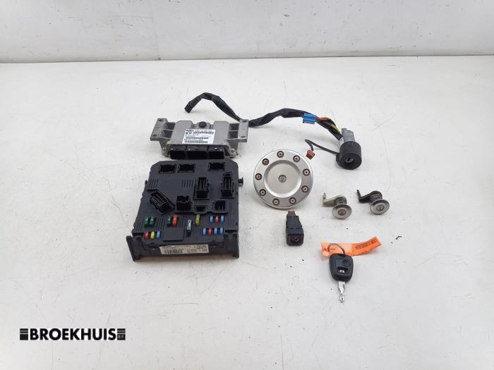 Gebruikte Inspuitcomputer Peugeot 206 (2A/C/H/J/S) 1.4 16V Prijs € 60,00 Margeregeling aangeboden door Autobedrijf Broekhuis B.V.