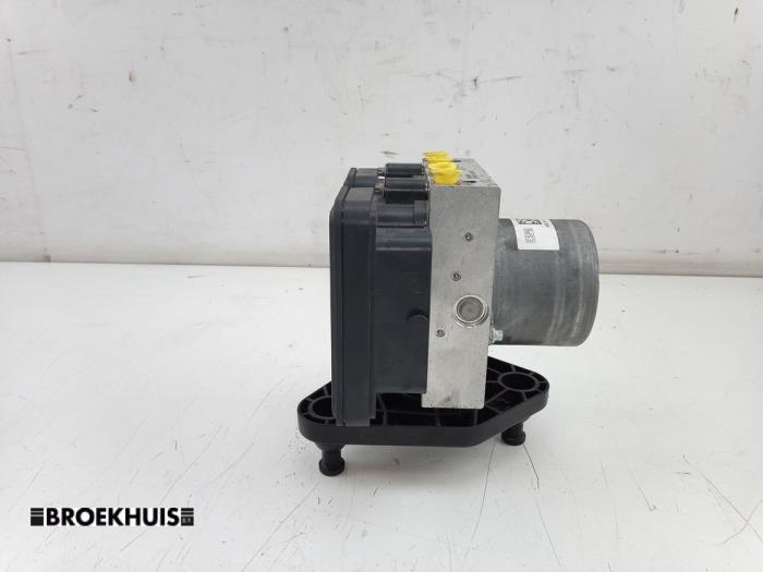 ABS Pomp van een Mercedes-Benz Sprinter 3,5t (907.6/910.6) 315 CDI 2.0 D RWD 2023