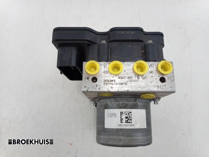 ABS Pomp van een Mercedes-Benz Sprinter 3,5t (907.6/910.6) 315 CDI 2.0 D RWD 2023