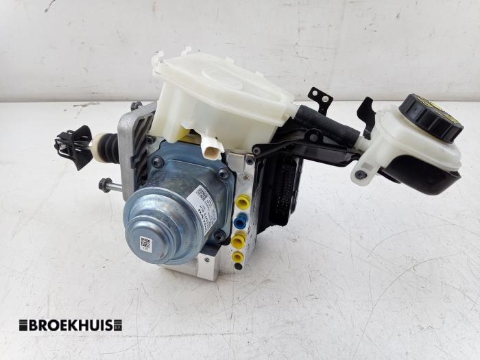 Gebruikte Hoofdremcilinder Volvo XC40 (XZ) Recharge Twin 78 kWh Prijs € 450,00 Margeregeling aangeboden door Autobedrijf Broekhuis B.V.