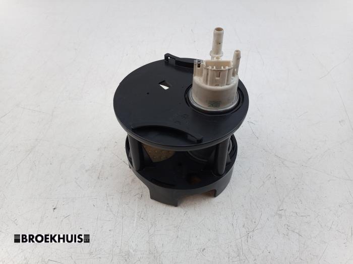 Gebruikte Tank element Pomp Mercedes S (W221) 3.5 S-350 24V Prijs € 50,00 Margeregeling aangeboden door Autobedrijf Broekhuis B.V.