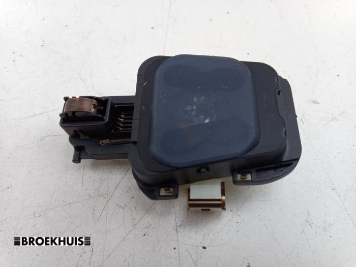 Gebruikte Sensor regen Mercedes C Estate (S205) C-300 e 2.0 16V Prijs € 25,00 Margeregeling aangeboden door Autobedrijf Broekhuis B.V.