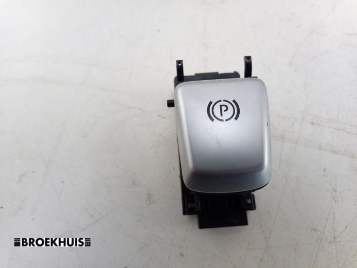 Gebruikte Schakelaar handrem Mercedes C Estate (S205) C-300 e 2.0 16V Prijs € 15,00 Margeregeling aangeboden door Autobedrijf Broekhuis B.V.