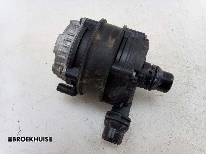Gebruikte Waterpomp Mercedes C Estate (S205) C-300 e 2.0 16V Prijs € 47,50 Margeregeling aangeboden door Autobedrijf Broekhuis B.V.