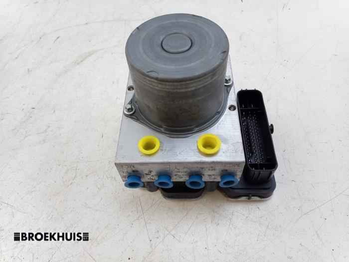 Gebruikte ABS Pomp Toyota Yaris IV (P21/PA1/PH1) 1.5 12V Hybrid 115 Prijs € 175,00 Margeregeling aangeboden door Autobedrijf Broekhuis B.V.