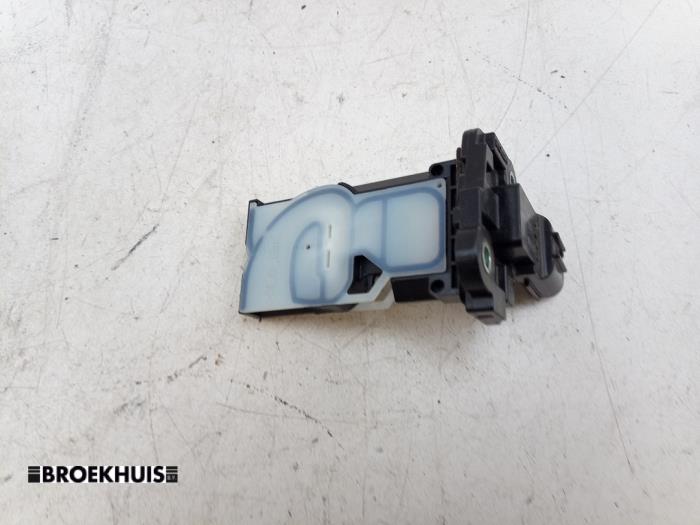 Gebruikte Luchtmassameter Toyota Yaris IV (P21/PA1/PH1) 1.5 12V Hybrid 115 Prijs € 40,00 Margeregeling aangeboden door Autobedrijf Broekhuis B.V.