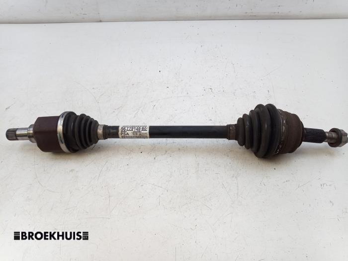 Gebruikte Aandrijfas links-voor Peugeot 308 SW (L4/L9/LC/LJ/LR) 1.2 12V e-THP PureTech 130 Prijs € 70,00 Margeregeling aangeboden door Autobedrijf Broekhuis B.V.