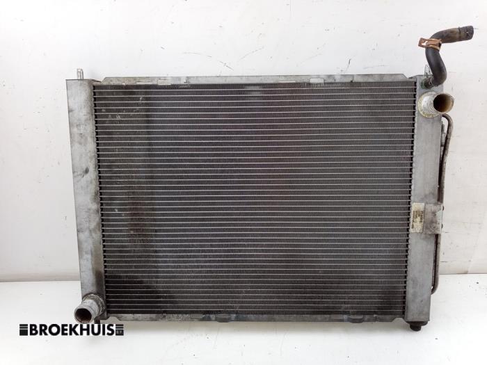 Gebruikte Radiateur Renault Twingo II (CN) 1.2 16V Prijs € 100,00 Margeregeling aangeboden door Autobedrijf Broekhuis B.V.