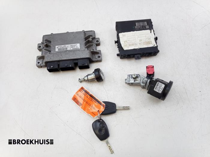 Gebruikte Inspuitcomputer Renault Twingo II (CN) 1.2 16V Prijs € 120,00 Margeregeling aangeboden door Autobedrijf Broekhuis B.V.