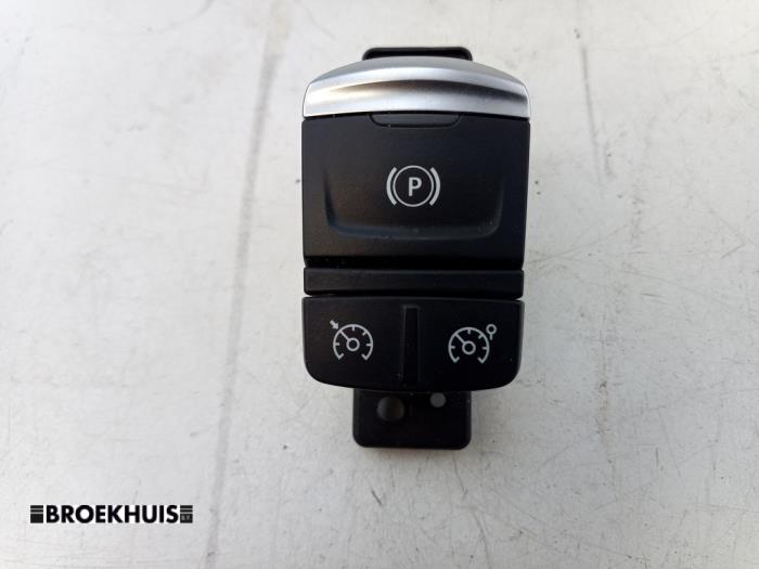 Gebruikte Schakelaar handrem Renault Kadjar (RFEH) 1.2 Energy TCE 130 Prijs € 20,00 Margeregeling aangeboden door Autobedrijf Broekhuis B.V.