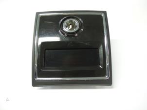 Gebruikte Display Interieur Skoda Superb (3TAA) 2.0 TDI PD Prijs € 25,00 Margeregeling aangeboden door Autobedrijf Broekhuis B.V.