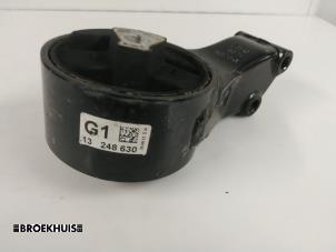 Gebruikte Motorrubber Opel Astra J Sports Tourer (PD8/PE8/PF8) 1.4 Turbo 16V Prijs € 15,00 Margeregeling aangeboden door Autobedrijf Broekhuis B.V.