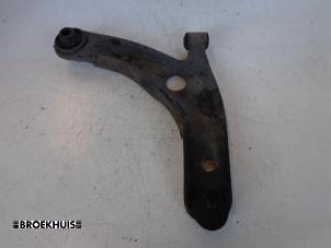 Gebruikte Draagarm rechts-voor Toyota Yaris II (P9) 1.4 D-4D Prijs € 25,00 Margeregeling aangeboden door Autobedrijf Broekhuis B.V.