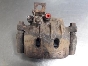 Gebruikte Remklauw (Tang) links-voor Mitsubishi L-400 2.5 TD Prijs € 15,00 Margeregeling aangeboden door Autobedrijf Broekhuis B.V.